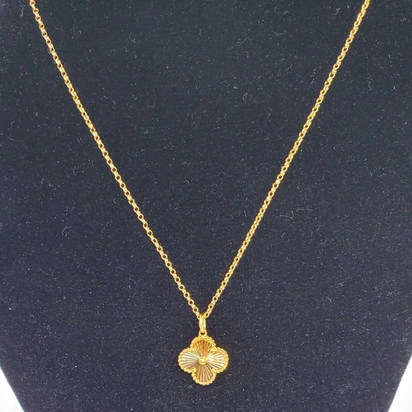 18k Solid Gold Clover Necklace - Picture 3 of 7